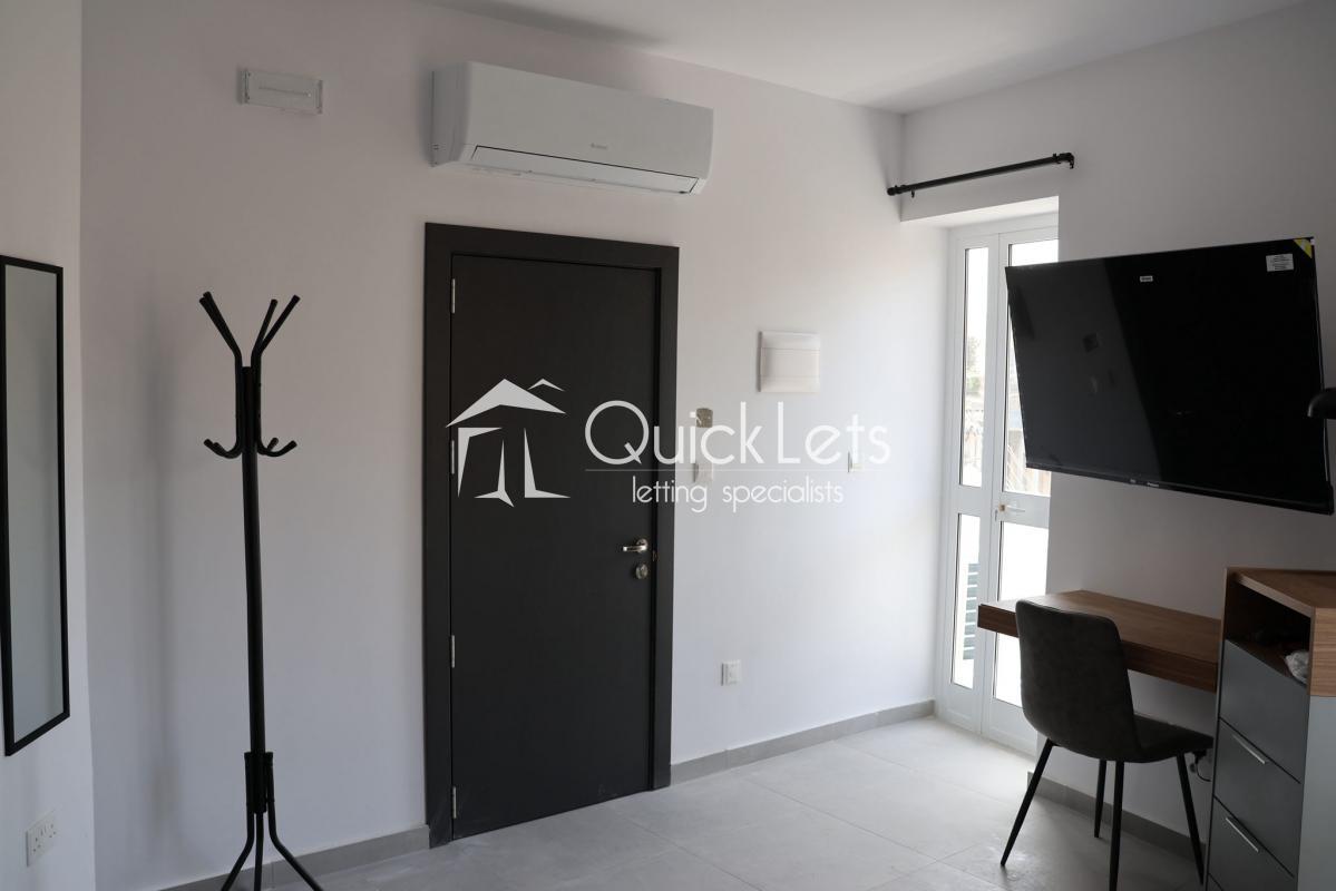 Rooms in Luqa - Image 4