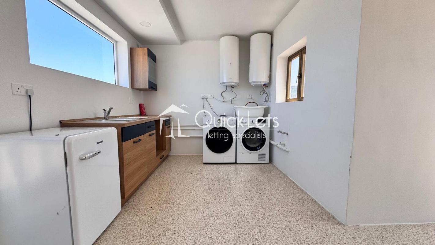 Semi Detached Villa  in Pembroke - Image 4